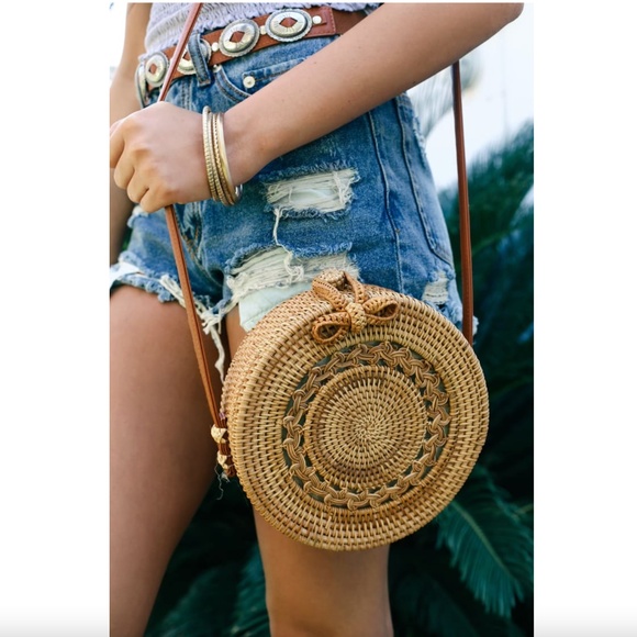 Lulus Handbags - EUC Brand New Lulus Port Costa Tan Round Woven Purse